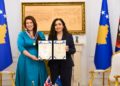 Presidentja Osmani ndan Medaljen Presidenciale të Meritave deputetes britanike Alicia Kearns për mbështetje të palëkundur ndaj Kosovës
