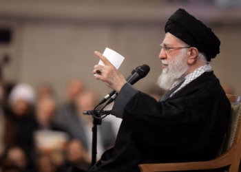 Lideri Suprem i Iranit paralajmëron SHBA-në: Anijet luftarake mund të fundosen në Gjirin Persik