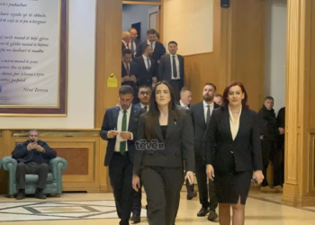 Anëtarët e Komisionit për verifikim të mandateve përfundojnë diskutimin