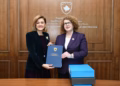 Mimoza Kusari e pranon detyrën nga Rozeta Hajdari: Pas 15 viteve rikthehem në krye të Ministrisë së Tregtisë