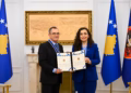 Osmani nderon Dr. Patrick Dewan me Medalje Presidenciale për kontributin në trajtimin e sëmundjeve të fëmijëve