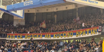 “Kur ushtria të kthehet në Kosovë” – Mesazhe nacionaliste nga tribunat në Nish
