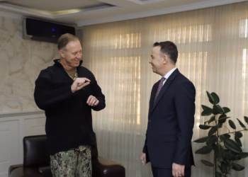 Komandanti i NATO-s në Mitrovicë, takohet me Pecin