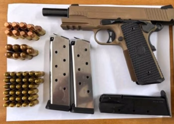 Katër persona shoqërohen në polici për kanosje, sekuestrohen tri armë dhe 73 fishekë