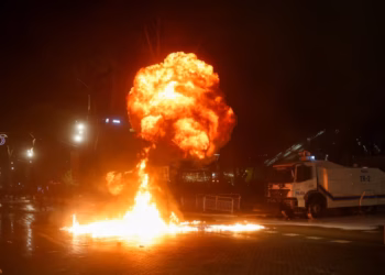 Përplasje mes demonstruesve dhe policisë gjatë protestës antiqeveritare në Shqipëri
