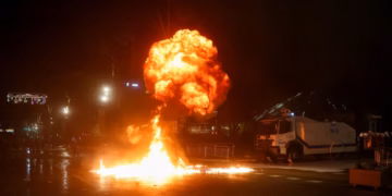 Përplasje mes demonstruesve dhe policisë gjatë protestës antiqeveritare në Shqipëri