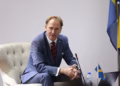 Ambasadori suedez i përgjigjet Kurtit: Integrimi i arsimit e shëndetësisë serbe në sistemin e Kosovës përmes dialogut të Brukselit