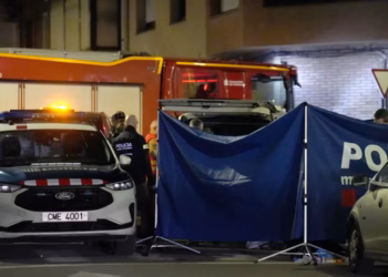 Pesë të rinj humbin jetën nga një zjarr në një apartament në Spanjë