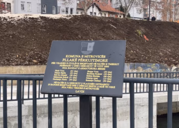 ​Viktimat e “Natës së Tmerrit” në veri, vendoset pllakë përkujtimore në Mitrovicë