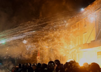 Protesta e PD-së Shqipëri, tensione e molotov drejt Qeverisë – 16 policë të plagosur
