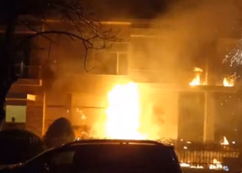 Protesta në Shqipëri, merr flakë ish-vila e Enver Hoxhes