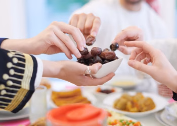 Si të silleni me respekt me njerëzit që agjërojnë gjatë Ramazanit?