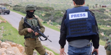 Gazetarët palestinezë rrëfejnë torturat dhe abuzimin sistematik në paraburgimet izraelite