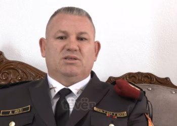 Ushtari i UÇK-së nderohet me titullin ‘Ambasador i Paqes i Shqipërisë’, ndihmoi qytetarët pas tërmetit dhe kontribuoi në pajtimin mes disa familjeve