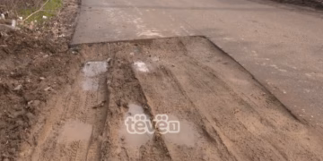 Rruga në fshatin Besi e dëmtuar pas punimeve të ujësjellësit, banorët në hall