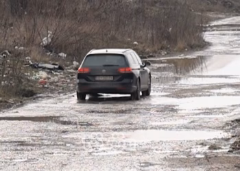 Rruga “Hazir Shala” në lagjen Kalabria në gjendje të rëndë prej 8 vitesh, banorët ankohen për vështirësi në qarkullim