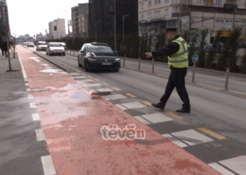 Policët e trafikut në Ferizaj u shpërndajnë shoferëve broshura për vetdijësimin rreth shpejtësisë së lartë