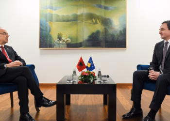 Kurti mirëpret presidentin Begaj në 18-vjetorin e Pavarësisë, bisedojnë për thellimin e marrëdhënieve dypalëshe