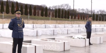 Prekazi i mbushur me homazhe dhe protesta – Qytetarët nderojnë 17 Shkurtin dhe kërkojnë liri për krerët e UÇK-së në Hagë