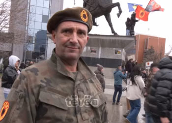 Të veshur me uniformën e UÇK-së, bashkëluftëtarët në kërkim të drejtësisë