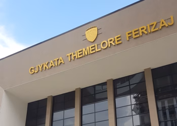 Paraburgim 30 ditë për të miturin në Ferizaj, dyshohet për narkotikë dhe armëmbajtje pa leje