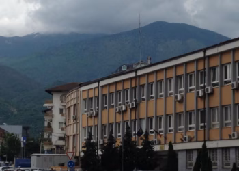 Lirohet nga akuzat për dhunë në familje një burrë në Pejë