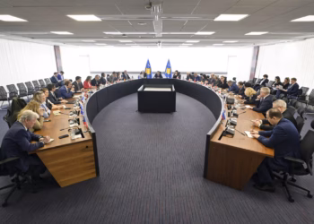 Kurti i mbledh në takim ambasadorët e huaj, i njofton për zbatimin e Ligjit për të Huajt dhe atij për Automjete