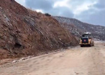 Bllokohet sërish aksi Qukës–Qafë Plloçë pas rrëshqitjes së dheut dhe gurëve
