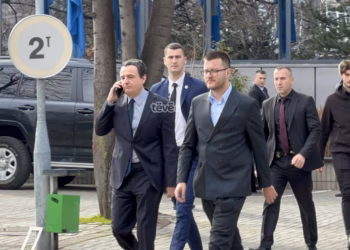 Kurti e Abdixhiku arrijnë në Kuvend për takimin konsultativ për zgjedhjen e presidentit