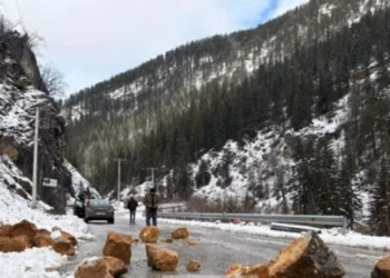 Policia paralajmëron rrezikun e shembjes së gurëve në rrugën Pejë-Rugovë