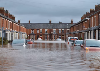 Qindra shtëpi të përmbytura në Britani për shkak të shirave rekord