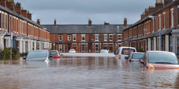 Qindra shtëpi të përmbytura në Britani për shkak të shirave rekord