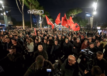 Opozita marshon drejt Drejtorisë së Policisë,Berisha në krye të protestuesve