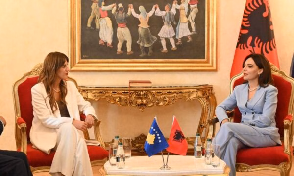 Kryeparlamentarja Albulena Haxhiu nesër pret në takim kryediplomaten shqiptare Elisa Spiropalin