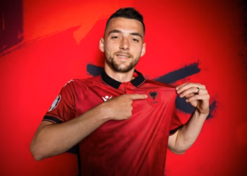 “Do donim të luanim në Tiranë”, Arbër Hoxha për play-offin: Pas fitores në Serbi, ndjejmë se jemi më të fortë…!