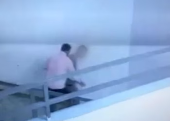 Hetohet edhe drejtori i shkollës “Pavarësia” për dhunë ndaj nxënësit