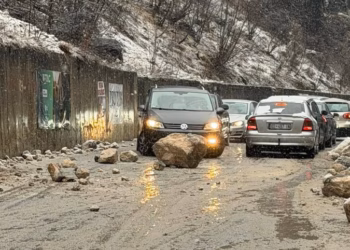 Gurët e mëdhenj bien në rrugën Pejë-Kuqishtë, dëmtohet një veturë