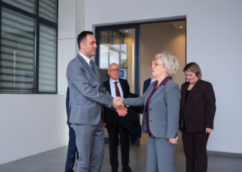 Gërvalla ia dorëzon Konjufcës detyrën e ministrit të Punëve të Jashtme dhe Diasporës