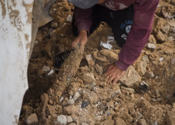 Gaza: Mbi 72,000 të vdekur dhe një baba që gërmon me duar për të gjetur eshtrat e familjes së tij