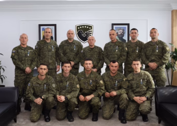 Jashari dekoroi me medalje pjesëtarët FSK-së që ishin në operacionin e kërkim shpëtimit në Shqipërisë