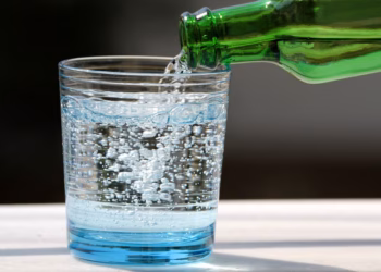 A është uji me gaz i dëmshëm apo i shëndetshëm për sistemin tretës?