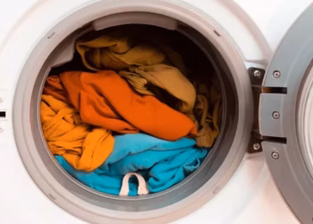 A duhet t’i lani rrobat nga ana e brendshme?