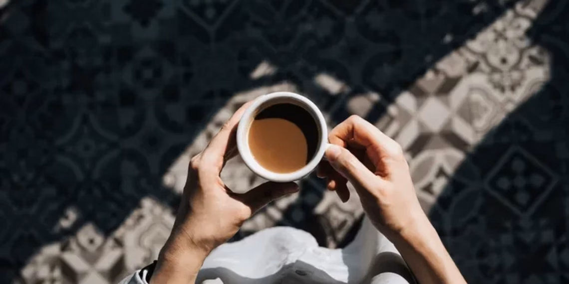 Koha më e mirë për të pirë kafe që të mos ndikojë në gjumin tuaj