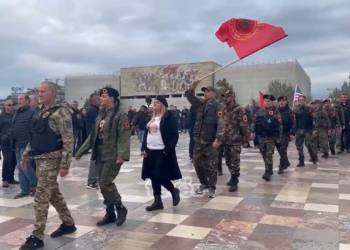 Imami nga Skenderaj lutet në Qabe për lirimin e Thaçit, Veselit, Selimit e Krasniqit