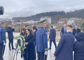 Krerët e shtetit bëjnë homazhe në Prekaz në 18-vjetorin e Pavarësisë