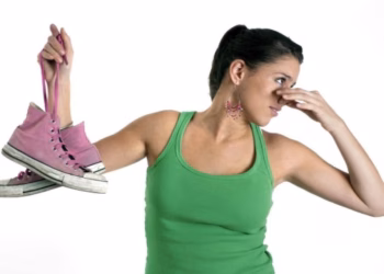 Dy zgjidhje të thjeshta që largojnë erën e keqe nga këpucët brenda një nate