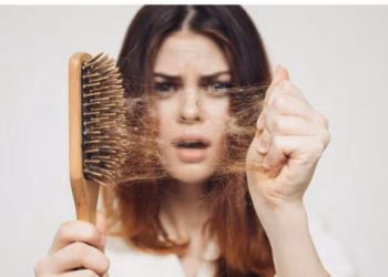 Pse bien më shumë flokët në dimër? Ekspertët shpjegojnë arsyet dhe si ta parandaloni!