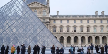 Arrestohen 9 persona për mashtrim me bileta në Luvër, 10 milionë euro dëm