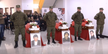 “Sot ndjejmë lehtësim, sepse dimë ku të dërgojmë lule” – rivarrosen martirët e Kralanit