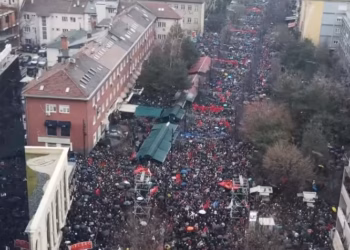 Mbi 130 mijë qytetarë morën pjesë në marshin “Drejtësi, jo politikë” në mbështetje të ish-krerëve të UÇK-së
